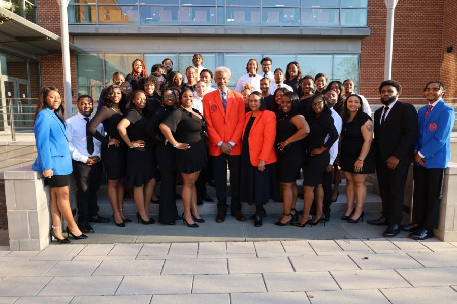 Dr. Charlie Hill, Founder of the Charlie Hill Fellow Leadership Institute, stands with Anita Wynn, Director of Civic Leadership and Engagement and the Cohort 4 inductees of the Hill Leadership Institute. According to Wynn, this year’s cohort group had a record number of inductees, at 34 students.